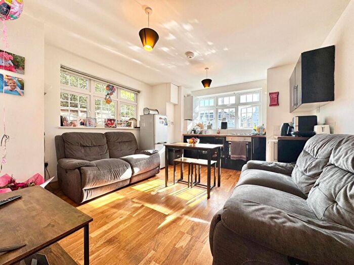 2 Bedroom Apartment To Rent In Brockley Rise, London, SE23
