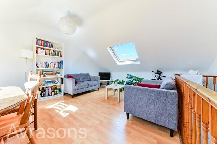 3 Bedroom Flat To Rent In Crewdson Road, Oval, SW9