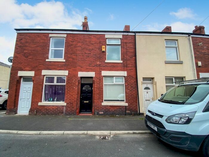 2 Bedroom Detached House To Rent In Aintree Road, Blackpool, Lancashire, Bd, Uk, FY4