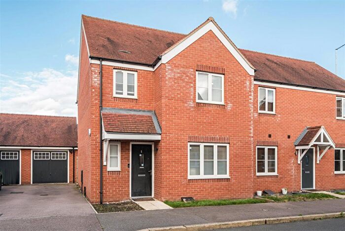 3 Bedroom Semi-detached House For Sale In Cardinal Drive, Aylesbury, HP18
