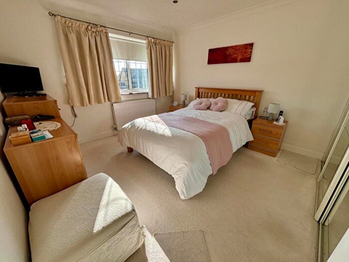 4 Bedroom Detached House For Sale In Greenfield Avenue, Spinney Hill, Northampton, NN3