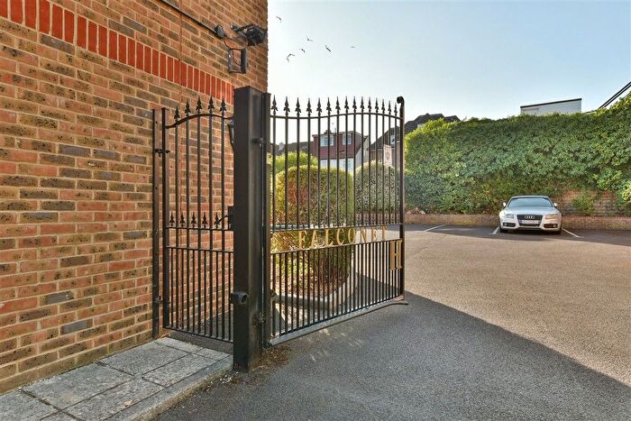 2 Bedroom Flat For Sale In Ravenscroft Road, Beckenham, Kent, BR3