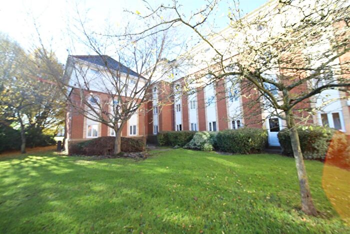 Flat To Rent In Walsingham Close, Hatfield, AL10