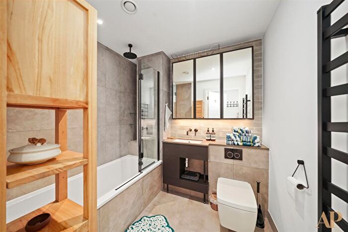 1 Bedroom Flat To Rent In New Tanner Way, London Square, Bermondsey, SE1