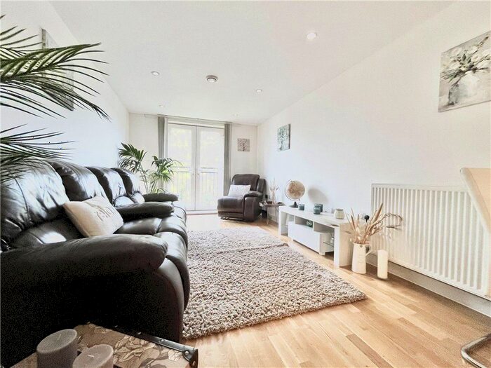 2 Bedroom Flat To Rent In Beavers Lane, Hounslow, TW4