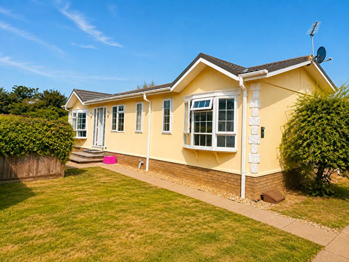 2 Bedroom Mobile/park Home For Sale In Cambridge Road, Stretham, Ely, Cambridgeshire, CB6