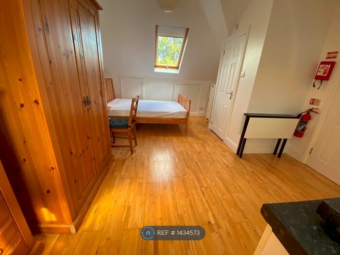 Studio To Rent In Osterley, Hounslow, TW5