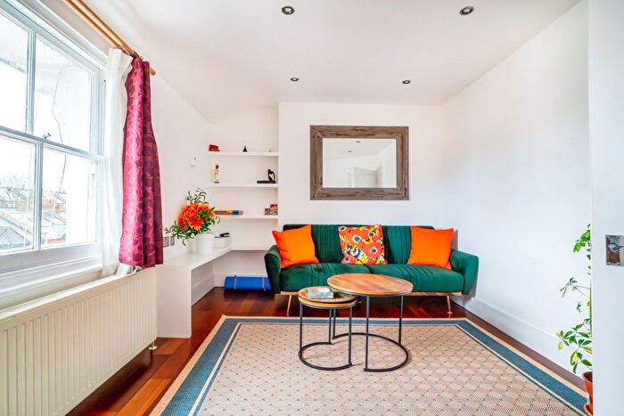 1 Bedroom Flat To Rent In Oaklands Grove, London, W12