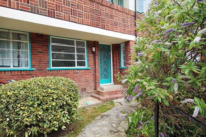 2 Bedroom Flat To Rent In Glenhill Close (), Finchley., N3