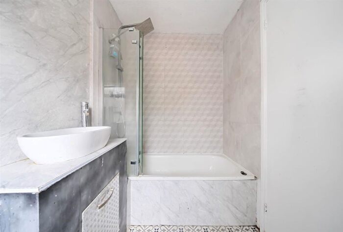 1 Bedroom Bungalow For Sale In Blakeney Road, Stevenage, Hertfordshire, SG1