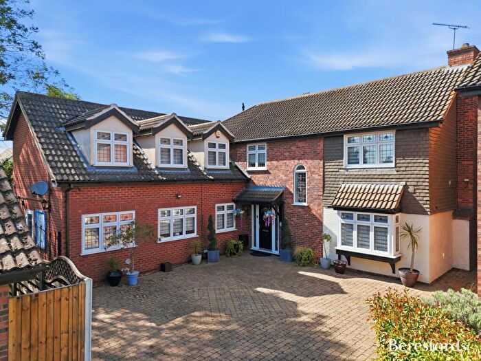 6 Bedroom Detached House For Sale In Shaw Close, Hornchurch, RM11
