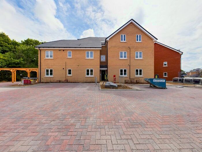 2 Bedroom Flat To Rent In Sovereign Close, Netley Abbey, Southampton, SO31