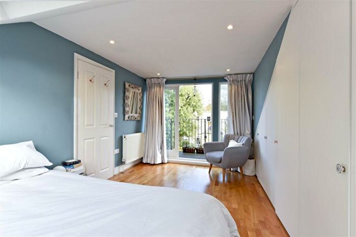 2 Bedroom Flat For Sale In Rosenau Road, SW11