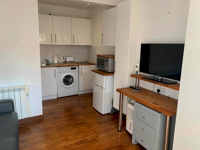 Studio To Rent In Heddon Road, Cockfosters, EN4