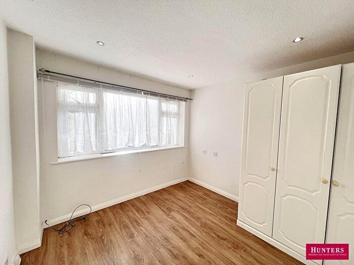 2 Bedroom Flat For Sale In Friern Mount Drive, London, N20