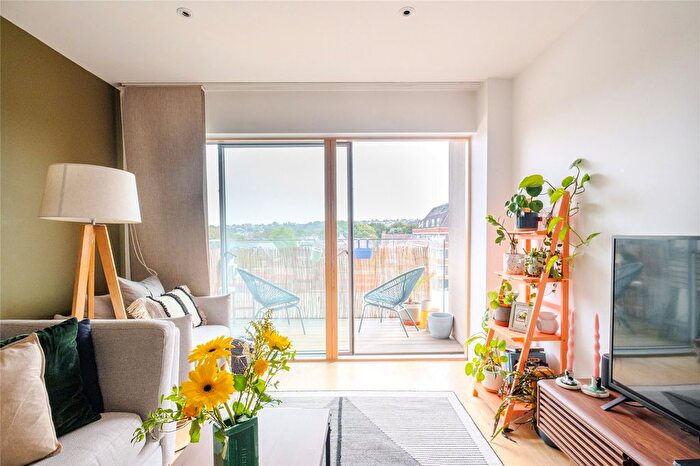 2 Bedroom Flat For Sale In Streatham High Road, London, SW16
