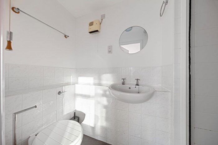 2 Bedroom Flat For Sale In Glaisher Street, London, SE8