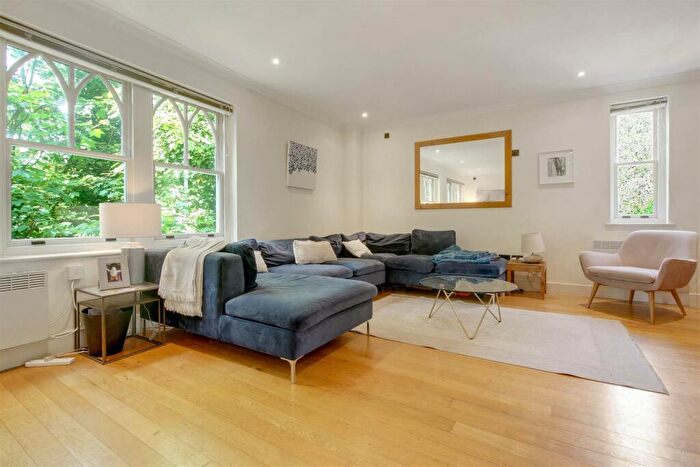 3 Bedroom Terraced House For Sale In North End Way, Hampstead, London, NW3