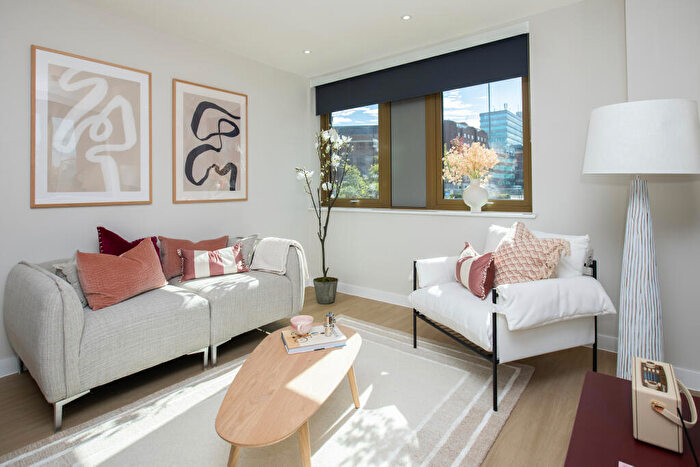 3 Bedroom Apartment To Rent In Emporium House East, Alloway Courtyard, Weldale Street, Reading, RG1