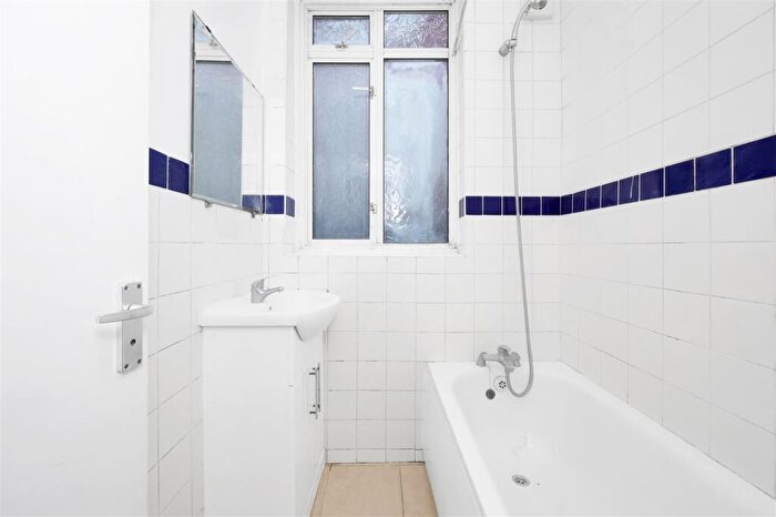 2 Bedroom Flat To Rent In Brondesbury Park, London, NW2