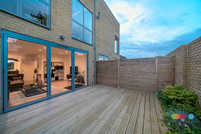 3 Bedroom Terraced House For Sale In Oak Grove, Muswell Hill, London, N10