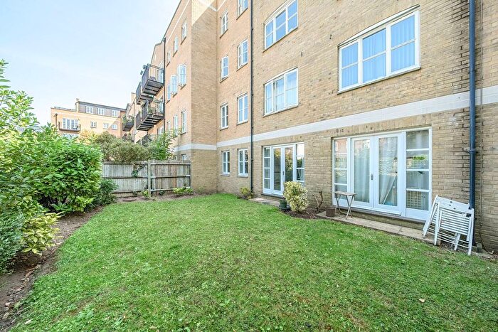 2 Bedroom Flat To Rent In Combermere Road, Stockwell, London, SW9