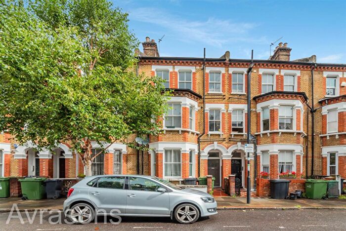 2 Bedroom Flat To Rent In Heyford Avenue, Vauxhall, London, SW8