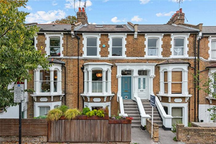 2 Bedroom Apartment For Sale In Poets Road, London, N5