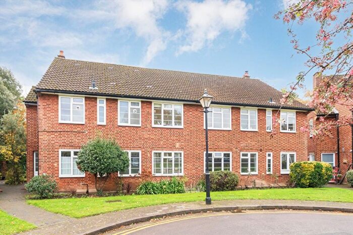 3 Bedroom Maisonette For Sale In Thames Village, Chiswick, W4