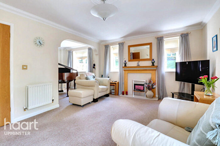 3 Bedroom Mews For Sale In Cornsland Close, Upminster, RM14