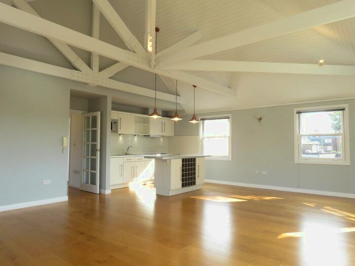 2 Bedroom Flat To Rent In Grange Close, Westerham, Kent, TN16