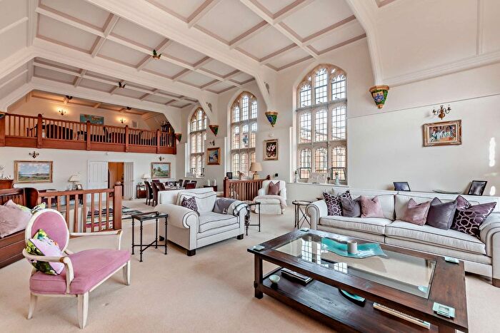 4 Bedroom Flat For Sale In Abbey Gardens, Upper Woolhampton, Berkshire, RG7