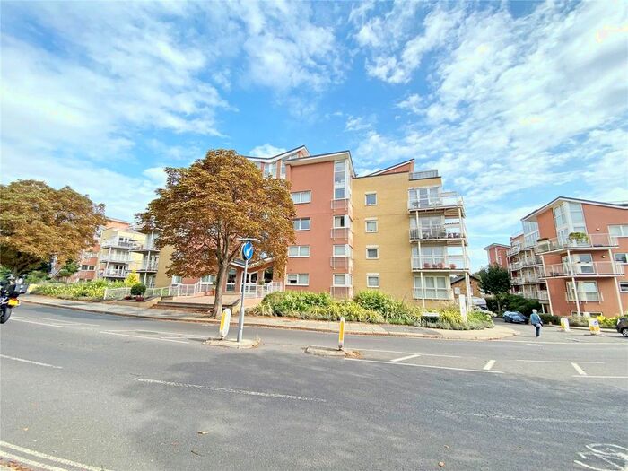 2 Bedroom Flat To Rent In Twickenham Road, Teddington, Middlesex, TW11