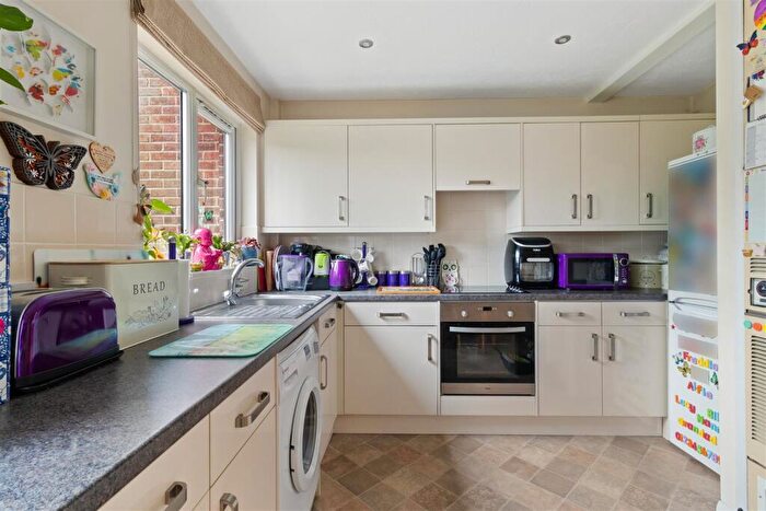 2 Bedroom Terraced House For Sale In Drum Mead, Petersfield, GU32