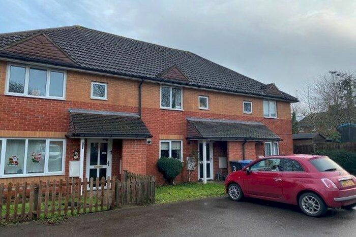 3 Bedroom Property To Rent In Chantry Close, Hook, RG27