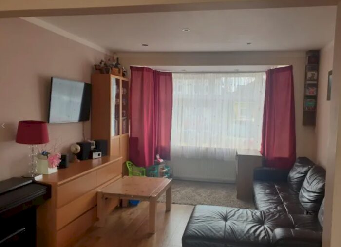 3 Bedroom End Of Terrace House To Rent In Rayleigh Road, Palmers Green, N13