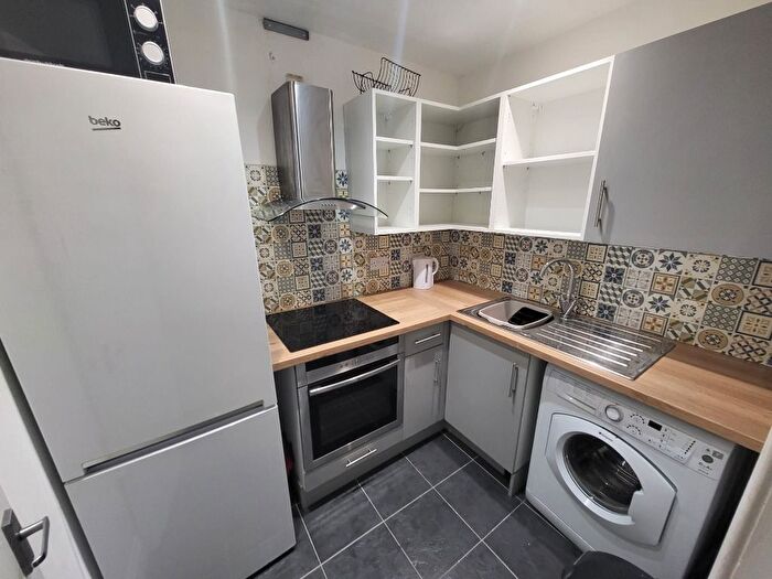 2 Bedroom Flat To Rent In Albert Road, Southside, Glasgow, G42