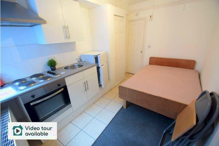 Flat To Rent In New Bedford Road, Luton, LU1