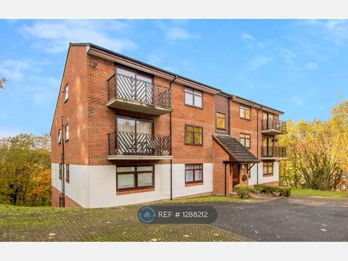 1 Bedroom Flat To Rent In Hillside Road, Whyteleafe CR3