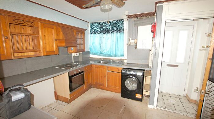 2 Bedroom Maisonette To Rent In Bradstock Road, London, E9