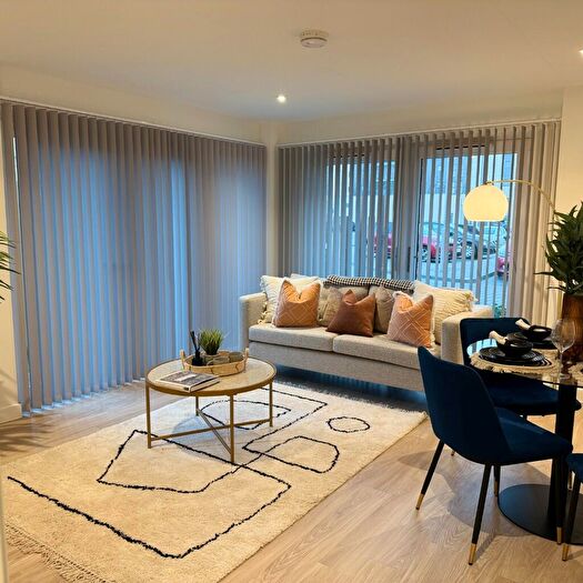 3 Bedroom Apartment To Rent In Minerva Square, Glasgow, G3