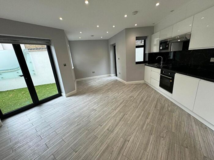 1 Bedroom Flat To Rent In Queens Avenue, London, N21