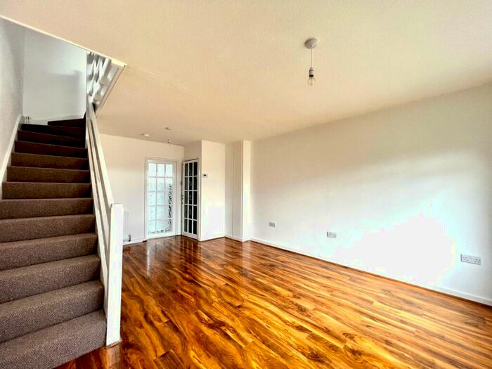 2 Bedroom Flat To Rent In Poplar Grove, Wembley, Greater London, HA9