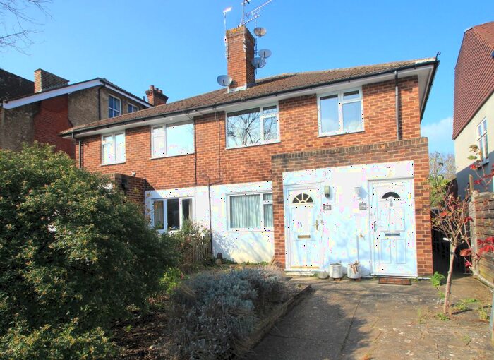 2 Bedroom Maisonette To Rent In Vicarage Road, Hampton Wick, Kingston Upon Thames, KT1
