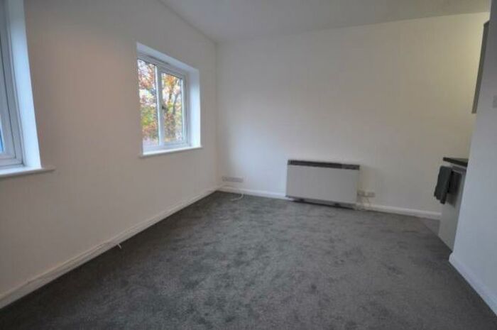 2 Bedroom Flat To Rent In Gainsborough Court, Camp Road, Farnborough, Hampshire, GU14