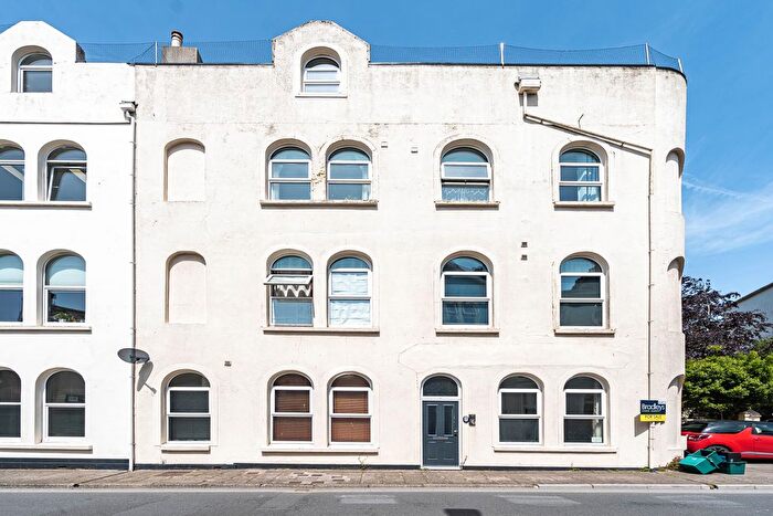 1 Bedroom Flat For Sale In Orchard Gardens, Teignmouth, TQ14