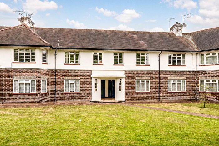 3 Bedroom Flat For Sale In The Brooklands, Isleworth, TW7
