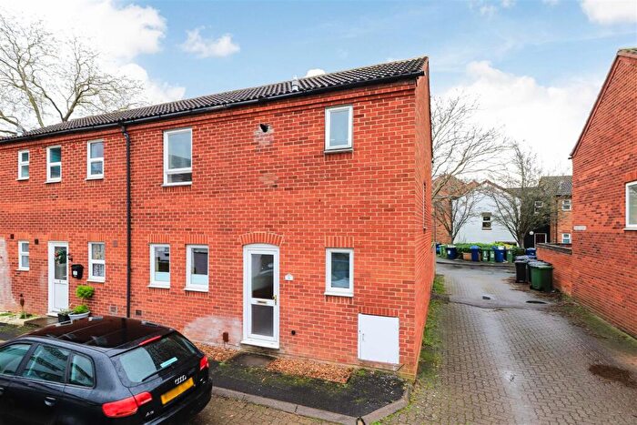 3 Bedroom End Of Terrace House To Rent In Temple Court, Cambridge, CB4
