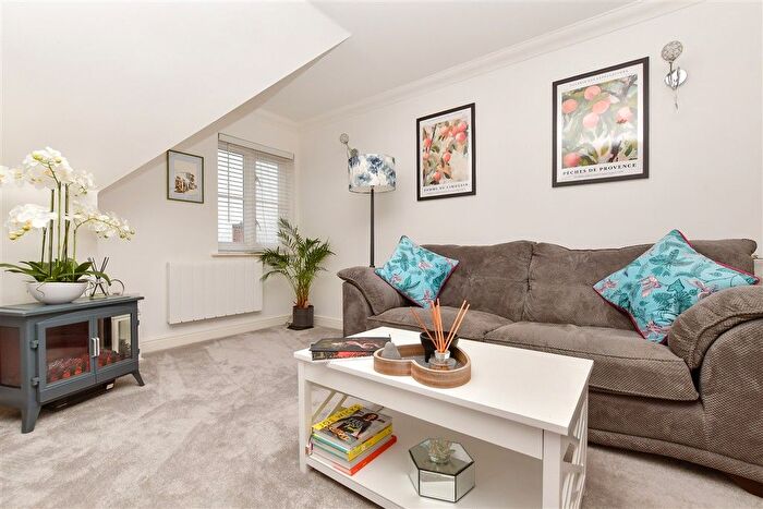 2 Bedroom Flat For Sale In Elizabeth Drive, Banstead, Surrey, SM7