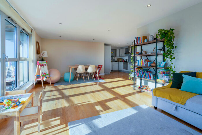 2 Bedroom Apartment To Rent In Southgate Road, Islington, London, N1